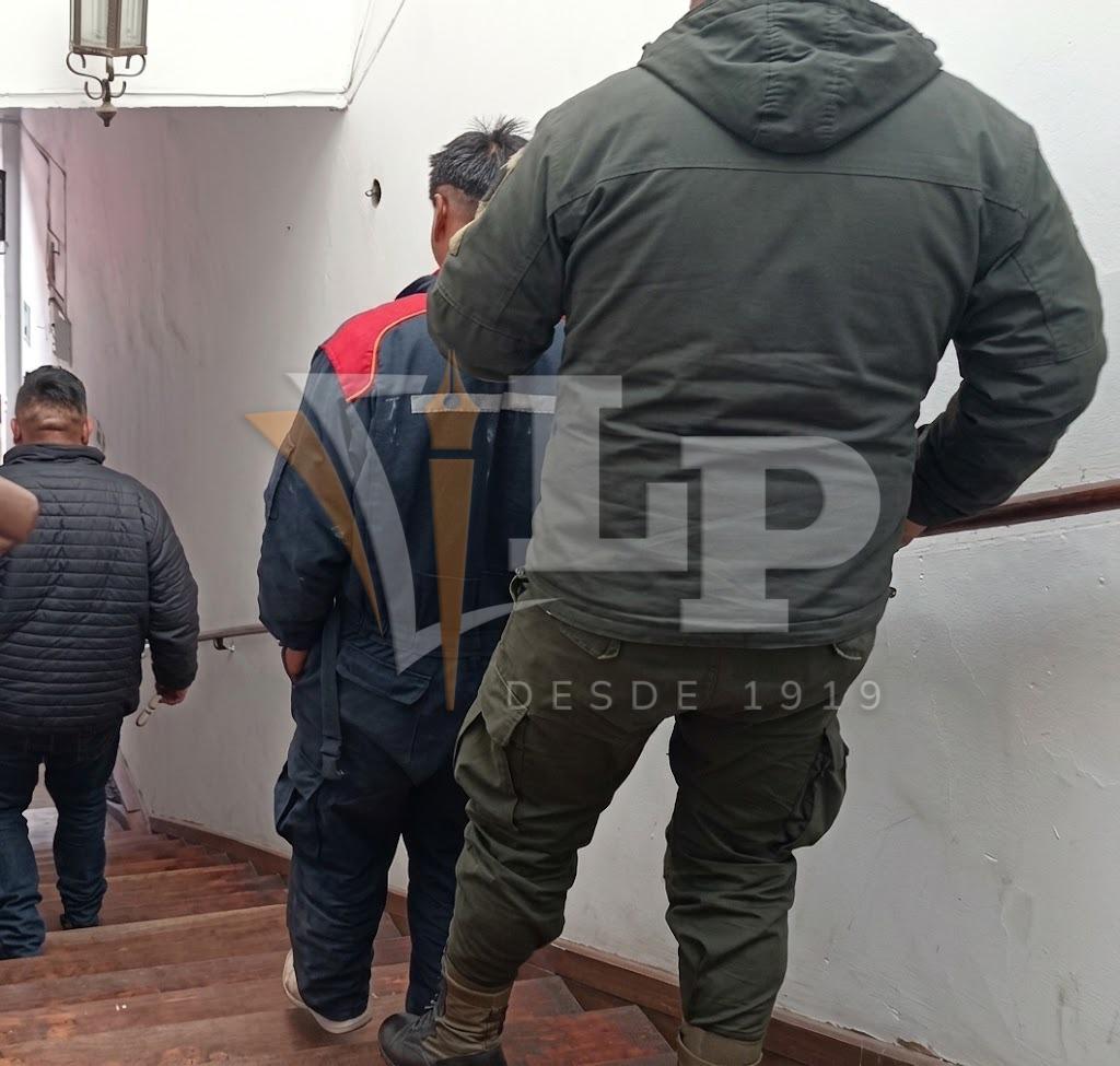 Personal de seguridad custodia al sujeto aprehendido