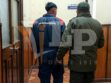 El aprehendido es trasladado por un pasillo hacia las oficinas de la Fiscalía Departamental