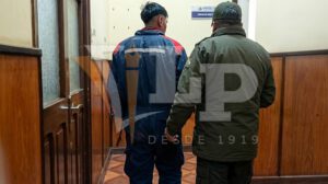 El aprehendido es trasladado por un pasillo hacia las oficinas de la Fiscalía Departamental
