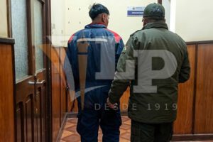 El aprehendido es trasladado por un pasillo hacia las oficinas de la Fiscalía Departamental