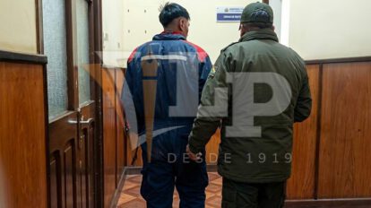 El aprehendido es trasladado por un pasillo hacia las oficinas de la Fiscalía Departamental
