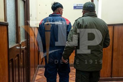 El aprehendido es trasladado por un pasillo hacia las oficinas de la Fiscalía Departamental