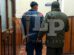El aprehendido es trasladado por un pasillo hacia las oficinas de la Fiscalía Departamental