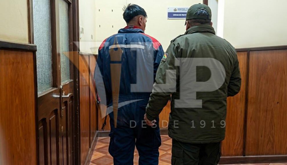 El aprehendido es trasladado por un pasillo hacia las oficinas de la Fiscalía Departamental