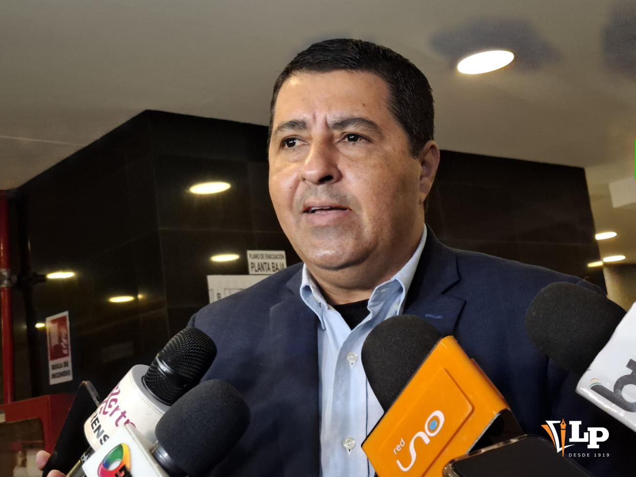 El senador José Roca en conferemcia de prensa