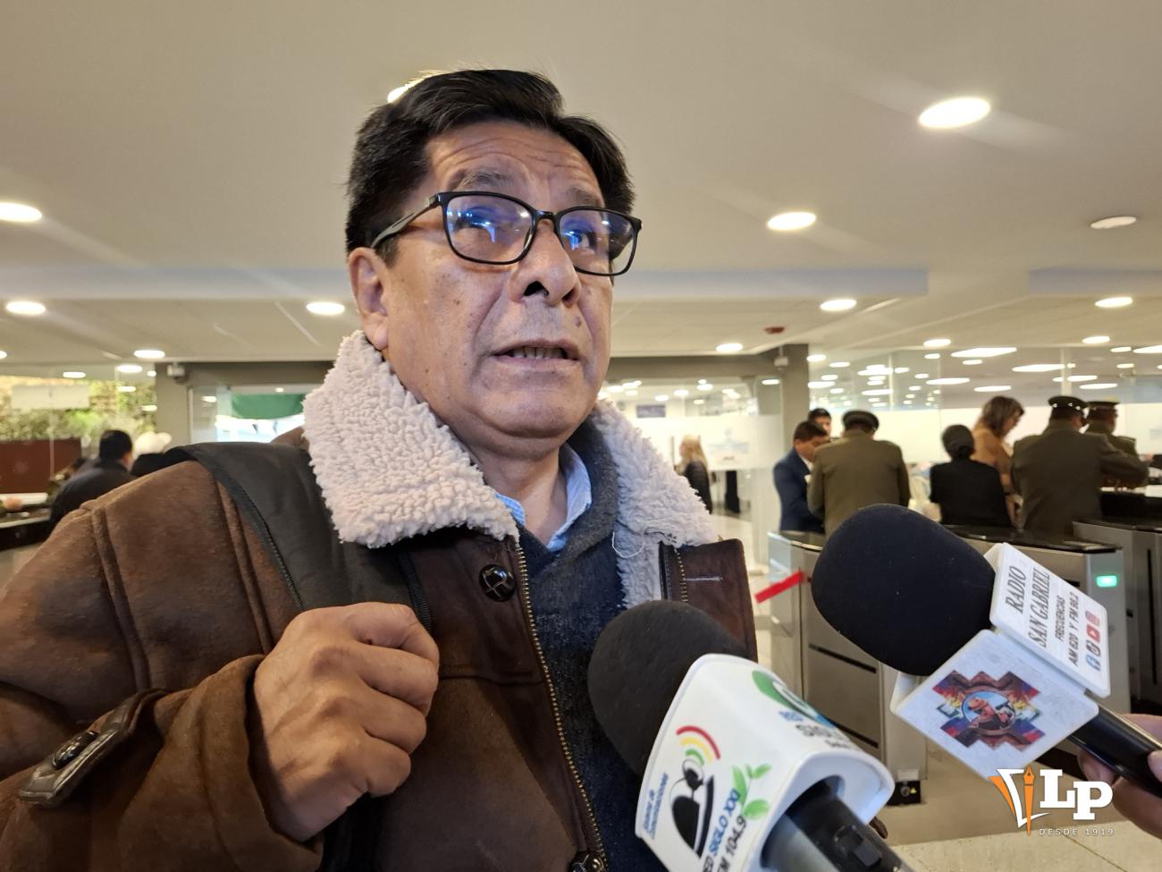 El diputado Jose Luis Porcel en conferencia de prensa