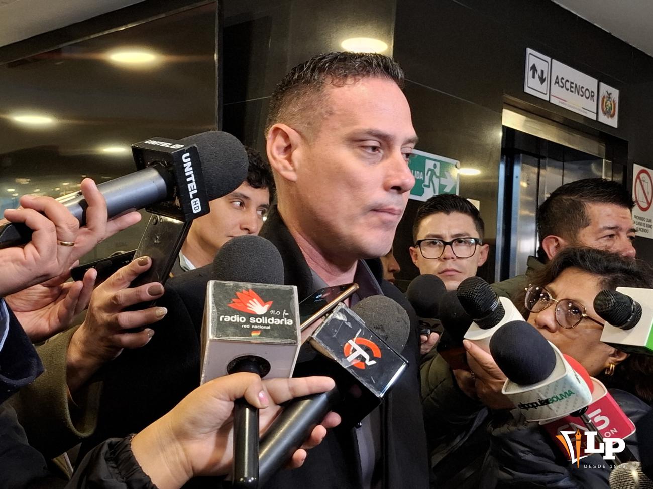 El diputado López en conferencia de prensa