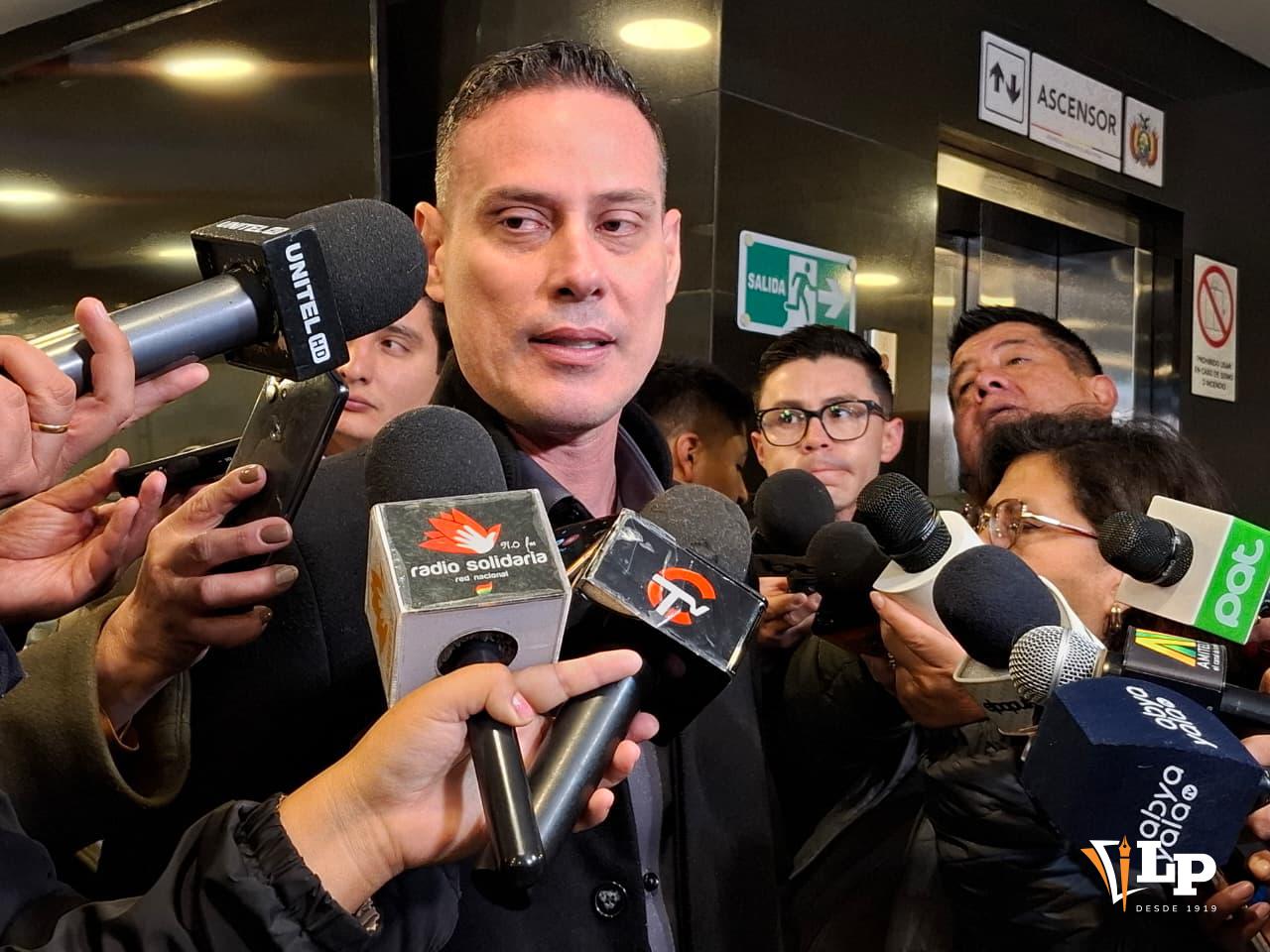 El diputado López en conferencia de prensa