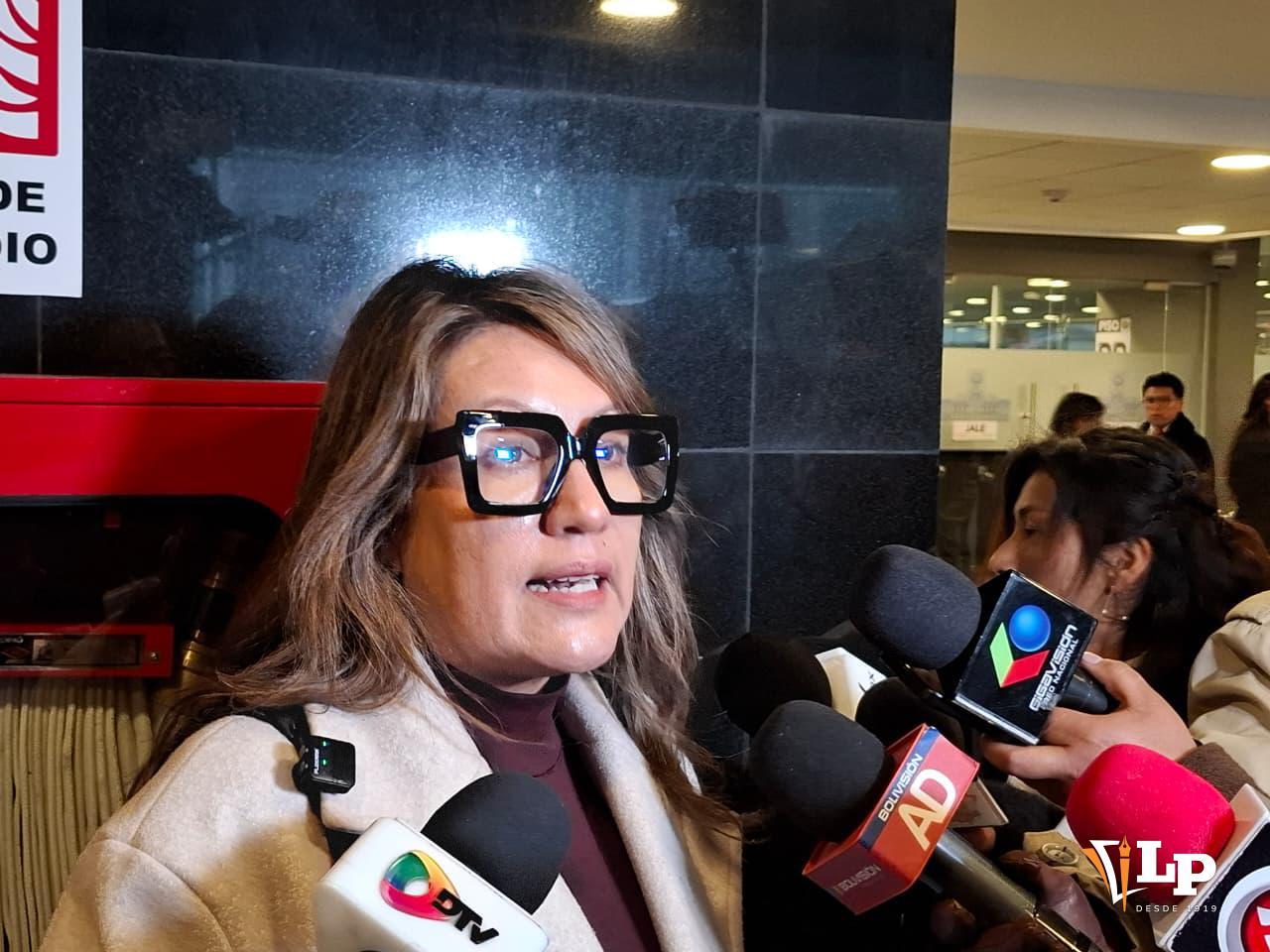 La senadora Mallon en conferencia de prensa