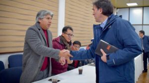 El gobernador de Oruro, Edgar Sánchez junto al minitro Zamora