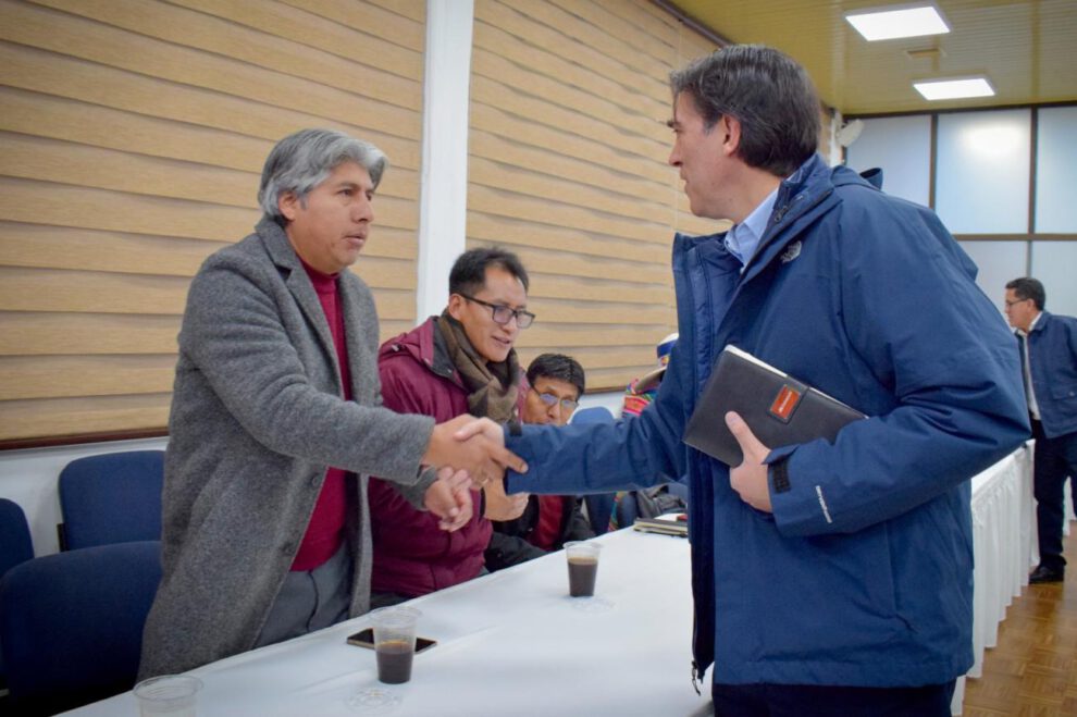 El gobernador de Oruro, Edgar Sánchez junto al minitro Zamora