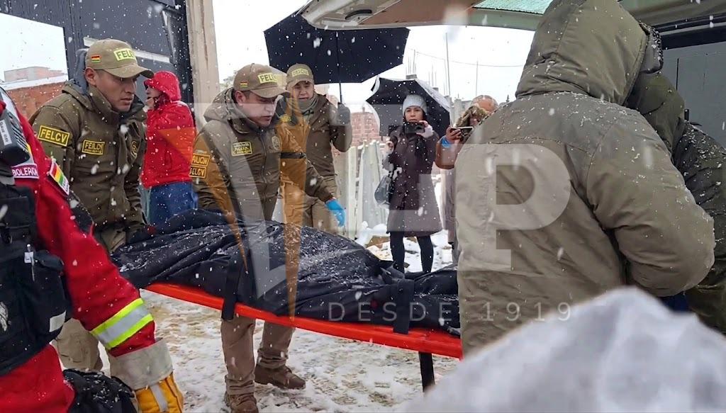 Levantamiento legal de los cuerpos bajo una intensa nevada