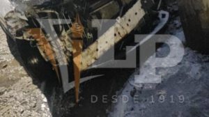 Parte delantera de la vagoneta Mazda destruida tras el impacto