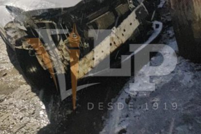Parte delantera de la vagoneta Mazda destruida tras el impacto