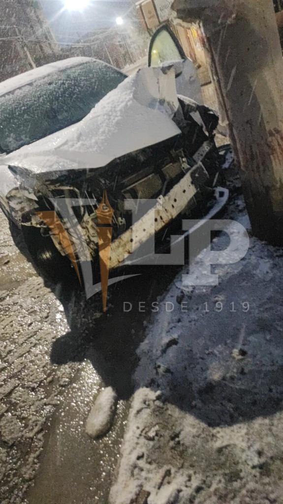 Parte delantera de la vagoneta Mazda destruida tras el impacto