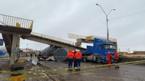 El tractocamión involucrado quedó bajo el bloque de hormigón