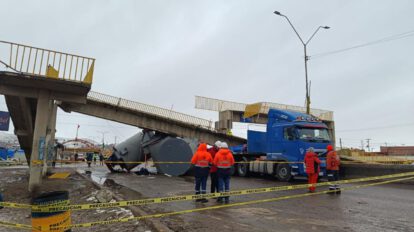 El tractocamión involucrado quedó bajo el bloque de hormigón