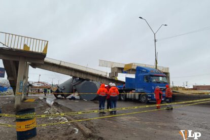 El tractocamión involucrado quedó bajo el bloque de hormigón