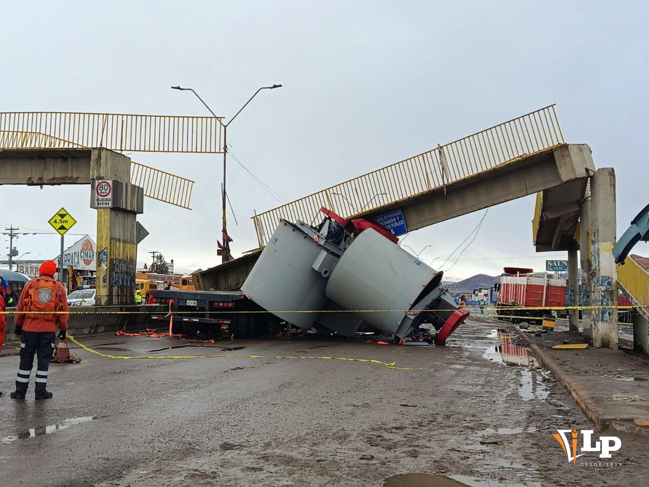 Los tanques de agua transportados por el  tractocamión recibieron el impacto directo