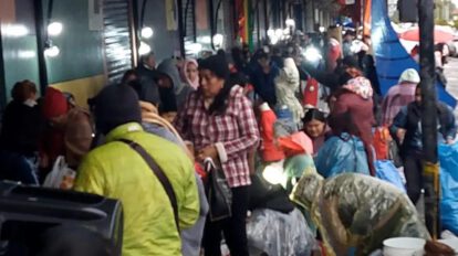Mercado Barrio Lindo con influencia de personas