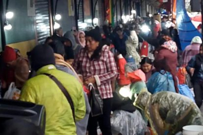 Mercado Barrio Lindo con influencia de personas