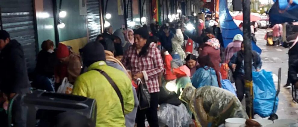 Mercado Barrio Lindo con influencia de personas