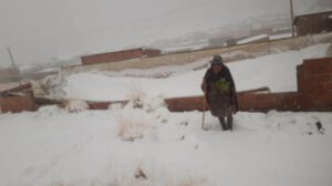 Una señora en la nevada