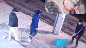 Personas arrastrando a un paciente más un radiografía