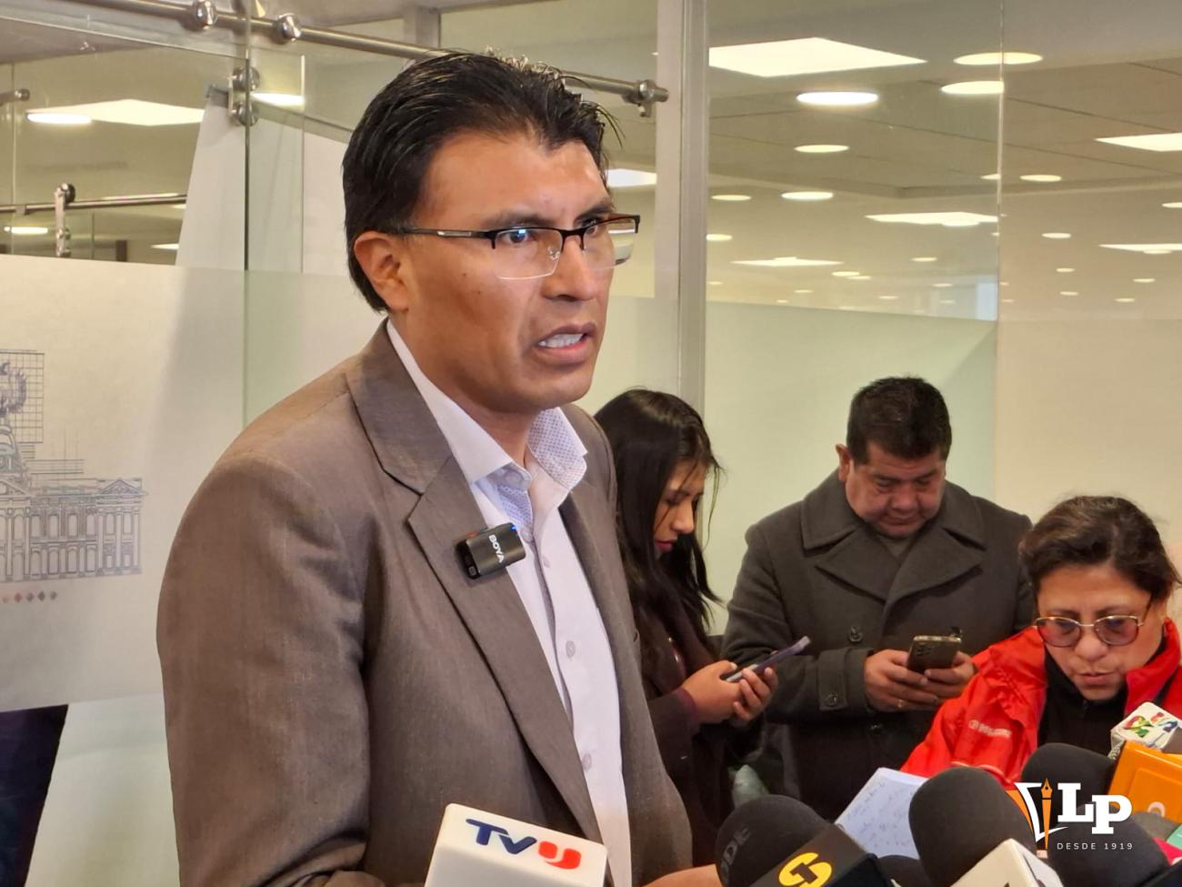 El senador Condori en conferencia de prensa
