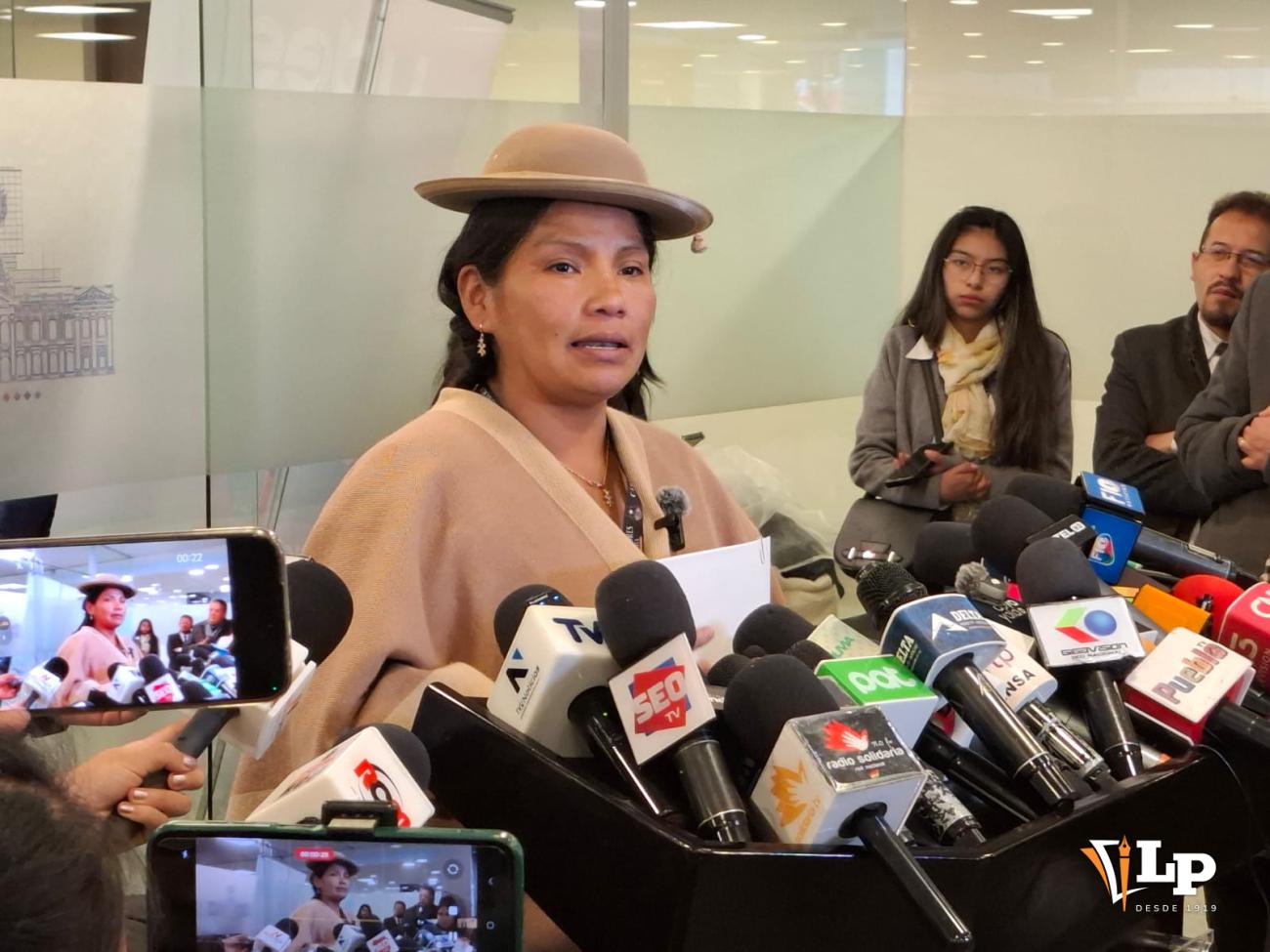 La senadora Crispín en conferencia de prensa