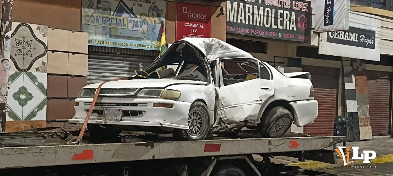 Una grúa procede a retirar el taxi