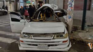 El taxi blanco quedó incrustado en un poste
