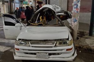 El taxi blanco quedó incrustado en un poste