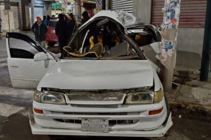 El taxi blanco quedó incrustado en un poste