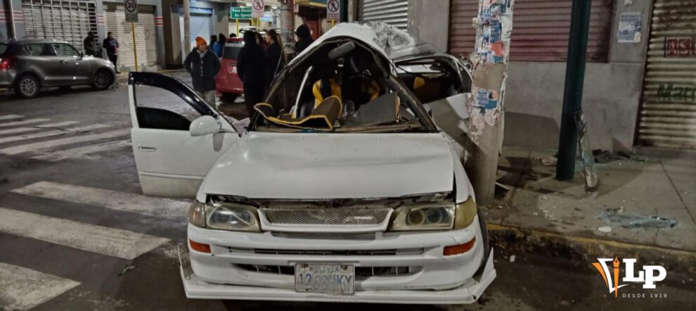 El taxi blanco quedó incrustado en un poste