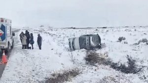 Nevada causa vuelco de minibús en la vía Oruro-Challapata