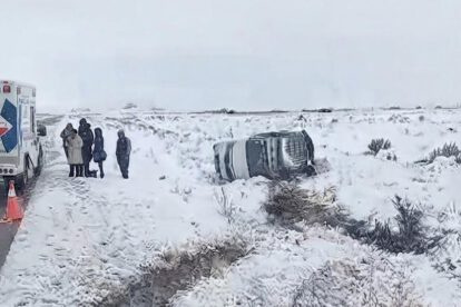 Nevada causa vuelco de minibús en la vía Oruro-Challapata