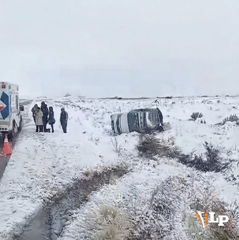 Nevada causa vuelco de minibús en la vía Oruro-Challapata