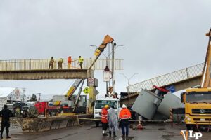 Grúas y personal de auxilio evalúan los daños en la estructura colapsada