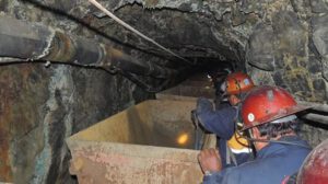 Un grupo de mineros en una mina