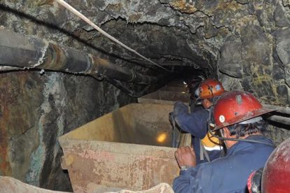Un grupo de mineros en una mina