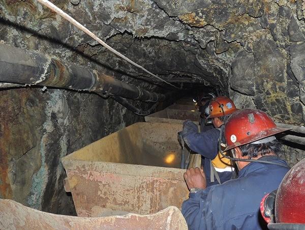 Un grupo de mineros en una mina