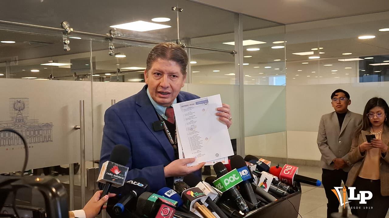 El diputado Seas en conferencia de prensa