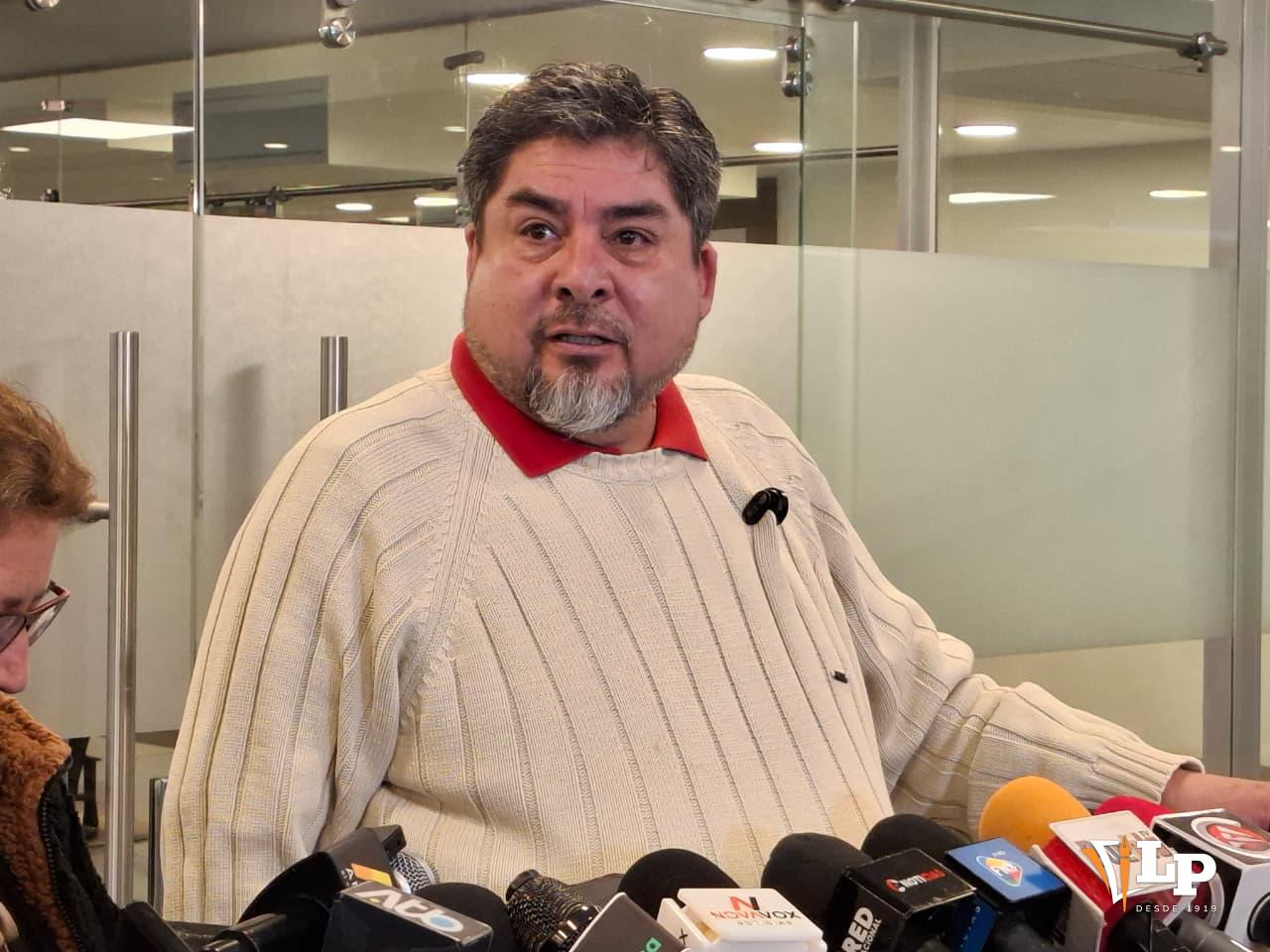 El diputado Zegarra en conferencia de prensa