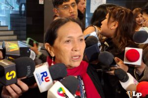 La senadora Tomasa Yarhui en conferencia de prensa
