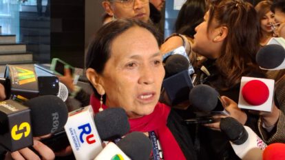 La senadora Tomasa Yarhui en conferencia de prensa