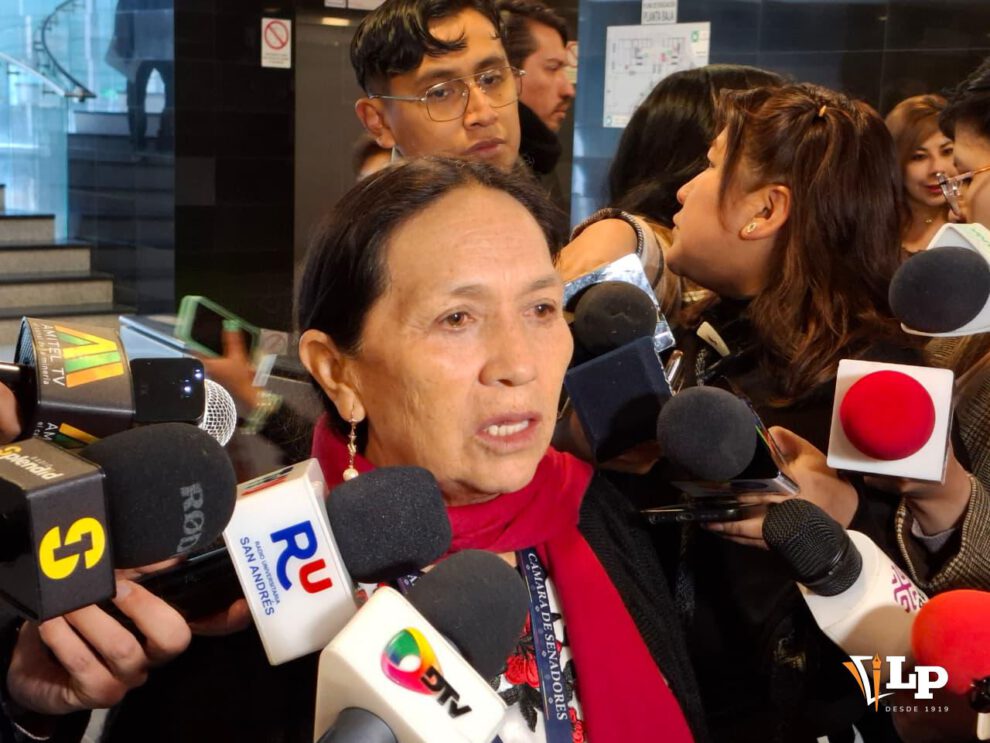 La senadora Tomasa Yarhui en conferencia de prensa