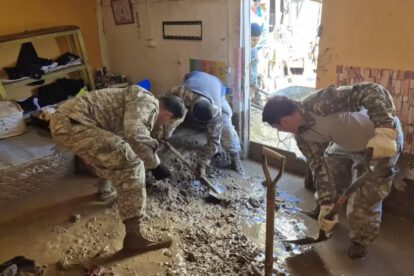 Militares sacando lodo de una vivienda