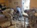 Militares sacando lodo de una vivienda