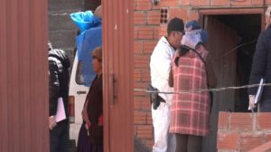 Efectivos de la policia en una vivienda